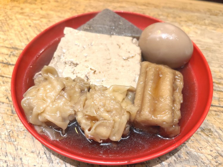 インスタでよく見かけたのは写真中央のとうふ。そのほか隠れた人気のシューマイ、関東おでんではおなじみのちくわぶ、定番人気の玉子とコンニャク。