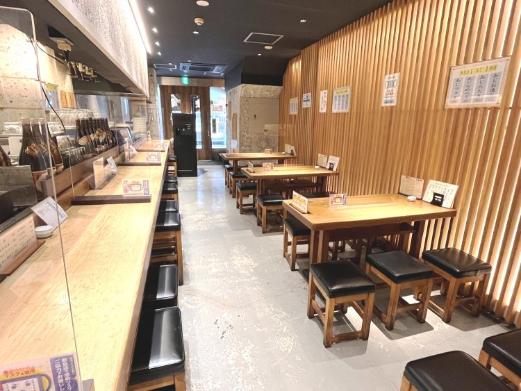 木を基調にした店内。一枚板のカウンターが圧巻だ。1階はカウンターとテーブル席。2階、3階にもフロアがある。