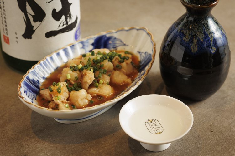 ぷるぷる酢モツ930円と「隆」1合1150円～。