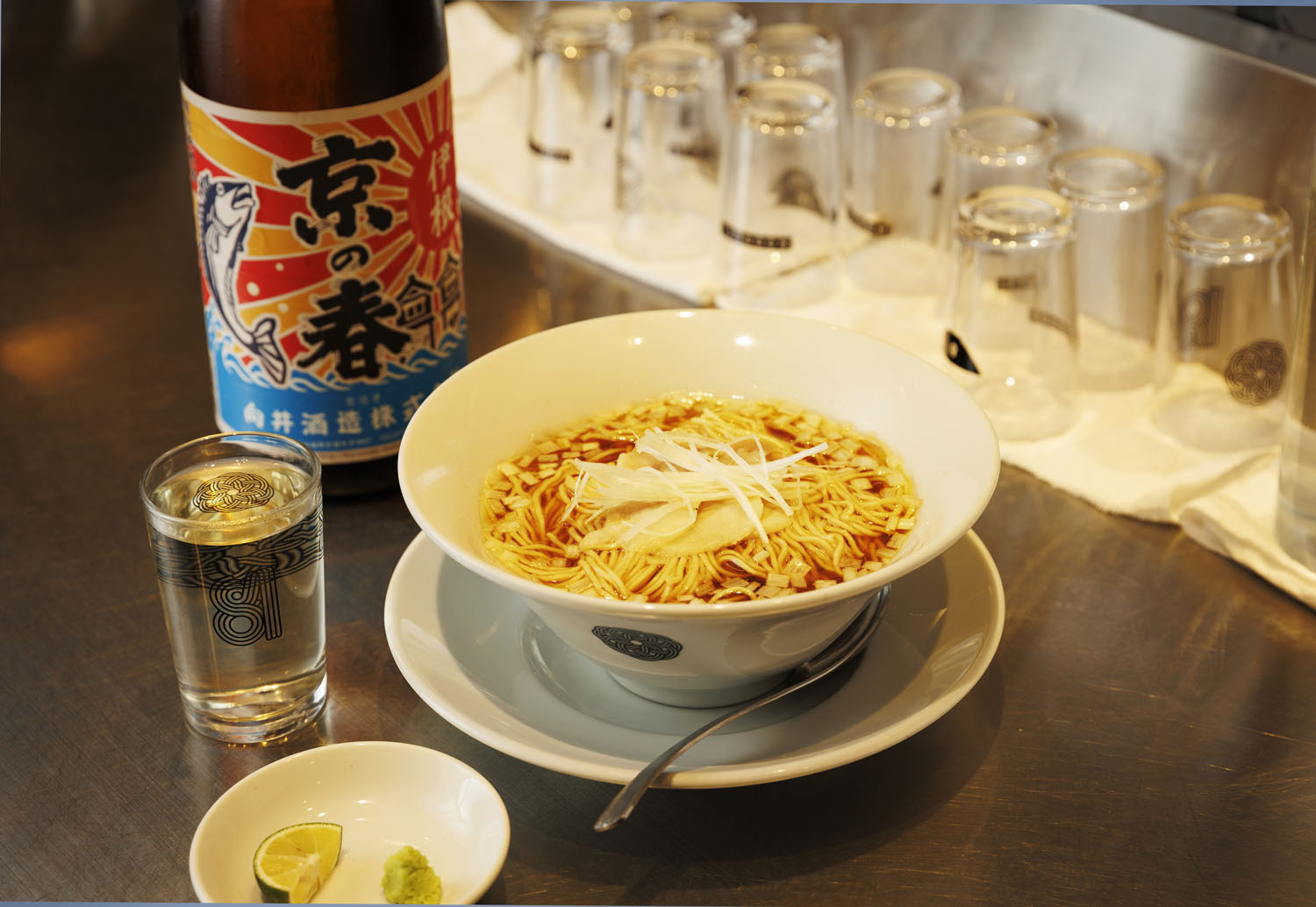 出汁蕎麦800円の美しいスープと、しっかり味の「京の春」1杯700円がマッチ。