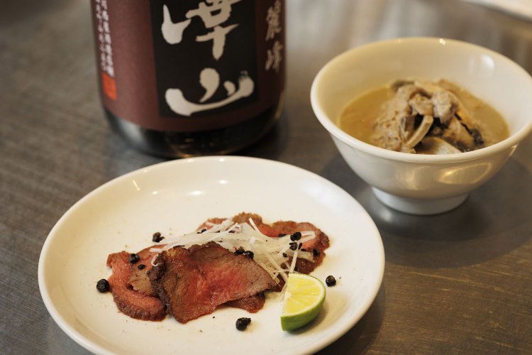 尾崎牛の究極のモツ煮880円など、つまみも本格派。「丹澤山」1杯700円。