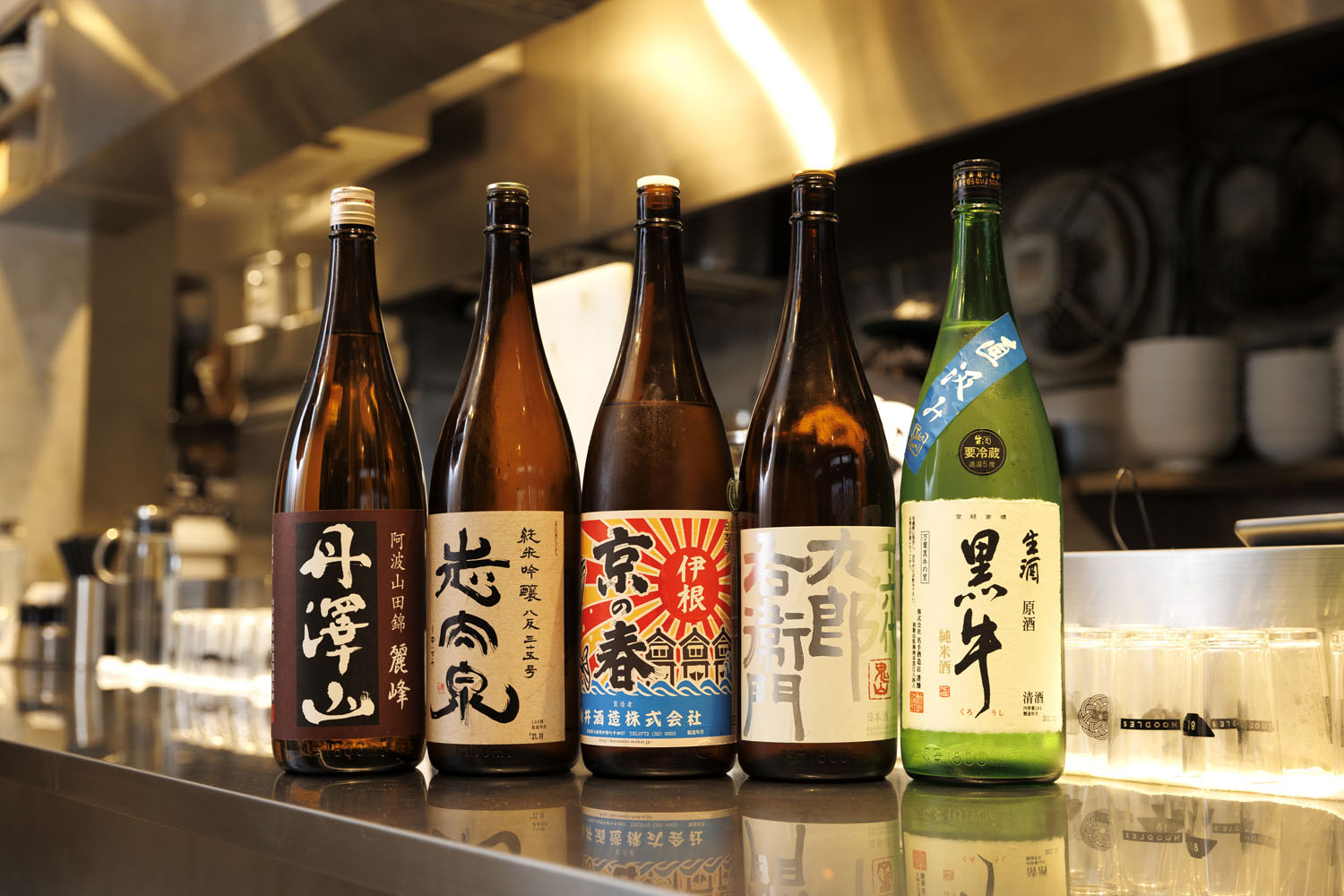 30〜40種ほどの日本酒を常備。