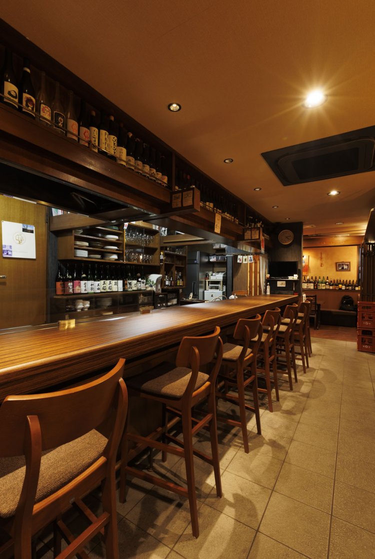 改装したての店内。奥にはテーブル席もある。