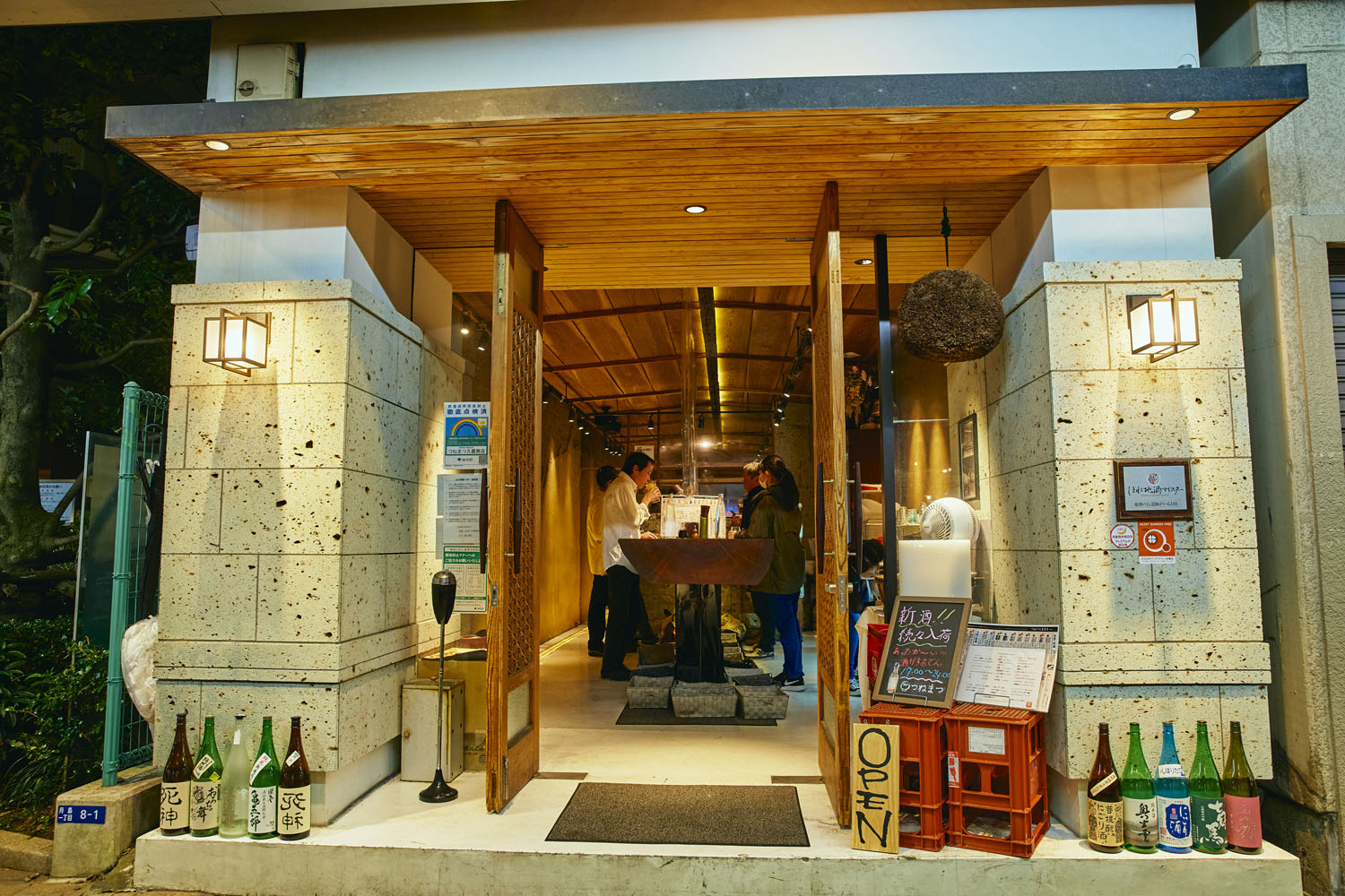 店頭の杉玉は酒造の神とされる京都の松尾大社で祈祷を受けたもの。