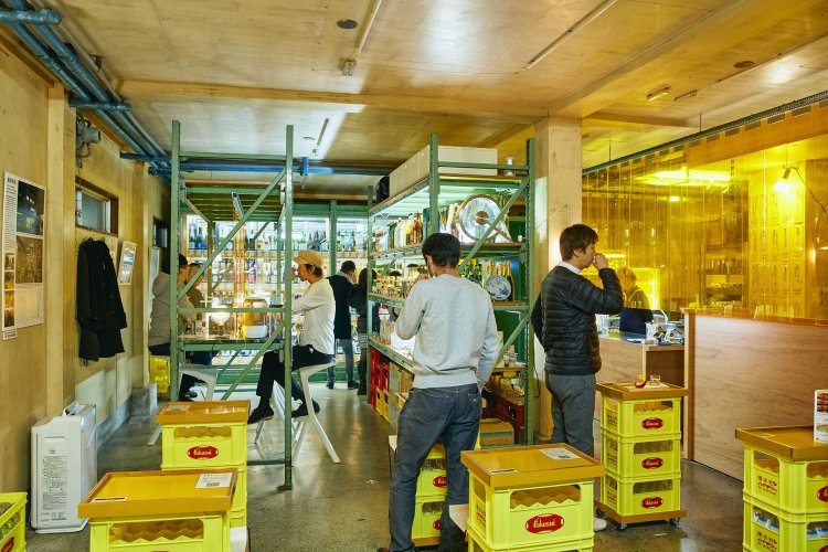 おしゃれ空間にハイサワーのケースがいい。