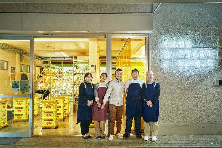 “チーム親族”の布陣は左から母親、従弟の奥さん、桑原さん、従弟、叔父。