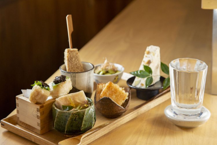 三角形のモチーフがインパクト大な本日のおまかせ6種盛り合わせ1200円。