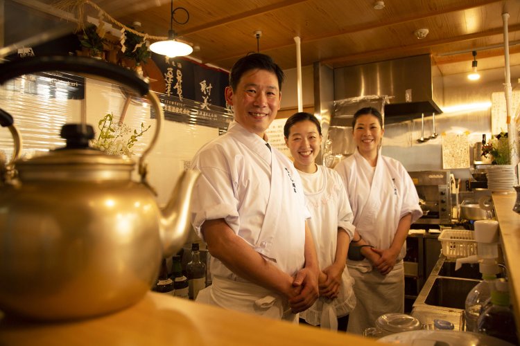 店主、奥さん、料理の一番弟子・もっちゃん。