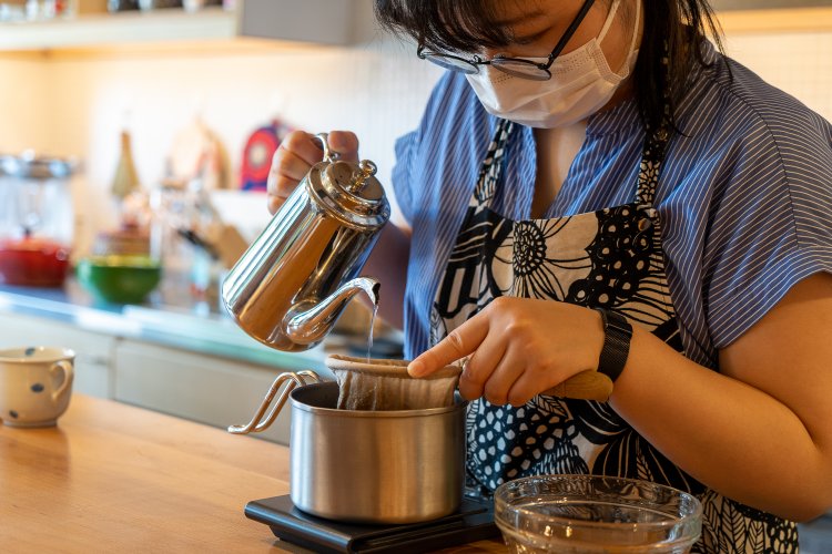 コーヒーはネルドリップで。ゆっくり細く湯を注いでいく。