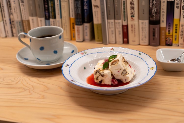 ふげん珈琲660円とナッツやドライフルーツが入ったアイスデザート、ヌガー・グラッセ770円。