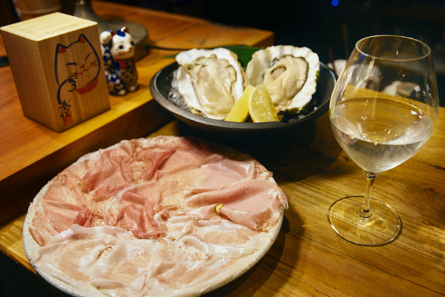 生ハム3種盛り合わせ1000円と季節の生牡蠣。