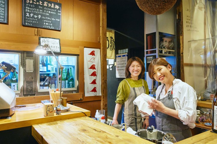 店長の松岡さん（手前）とスタッフの小原さんは仲良しコンビ。