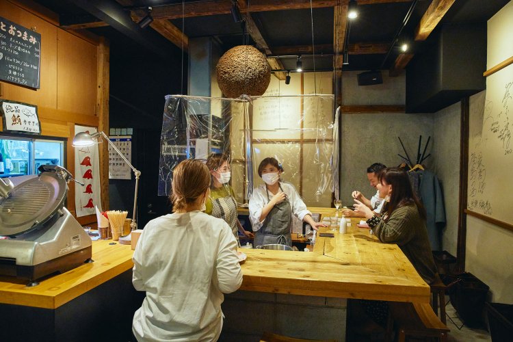 店内のコの字カウンター。「グルメな方が多い街なので最初はものすごく緊張しました」と松岡さん。