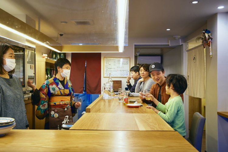 二十歳の頃から日本酒好きだというオーナーの篠山さん（手前）。