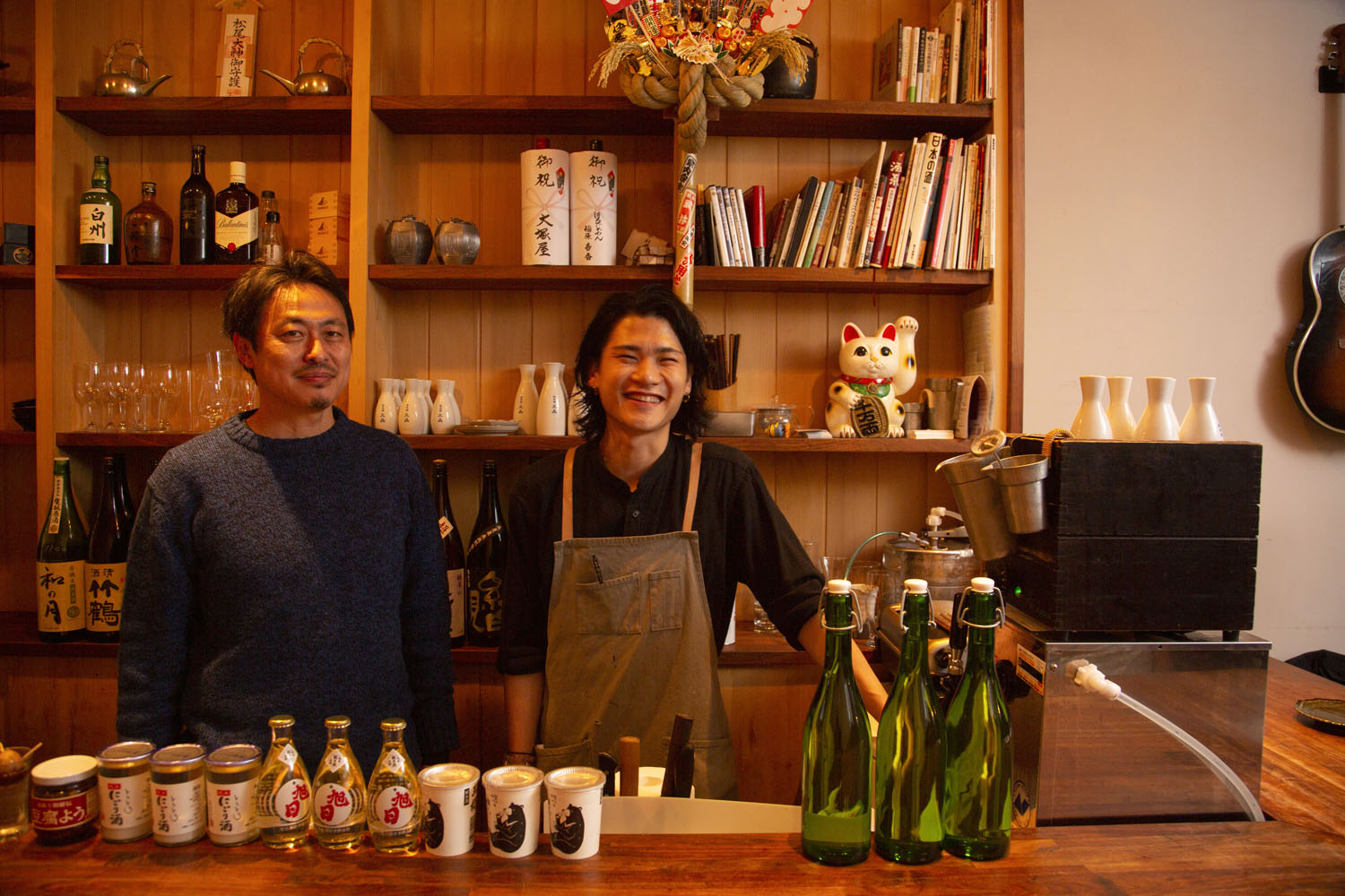 写真左が坂嵜さん。店長の大重さんは馬喰横山の「岡永倶楽部」という会員制の和酒バーで料理の腕を磨いた。