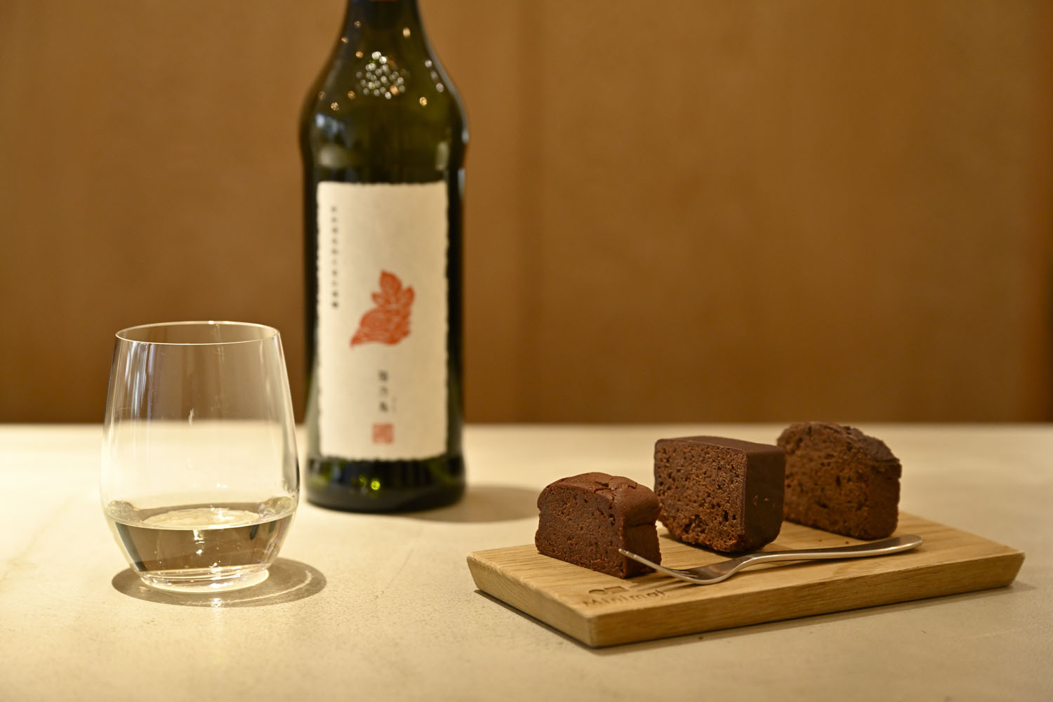 日本酒とのペアリングセット1700円。ガトーショコラはお好みで3種を選べる。