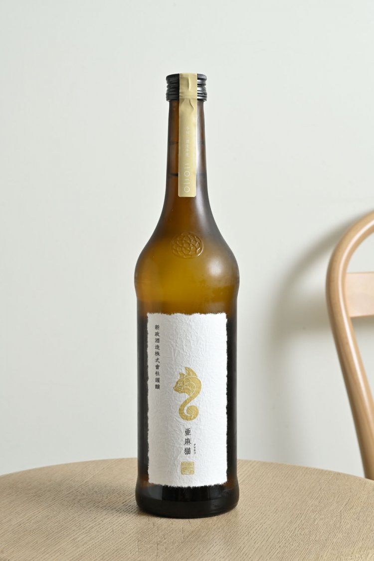 新政 亜麻猫（あまねこ） 白麹仕込純米酒 新政酒造［秋田県］1000円（90㎖）。焼酎用白麹を使用。その酸味が、カカオ豆の果実味と引き合う。