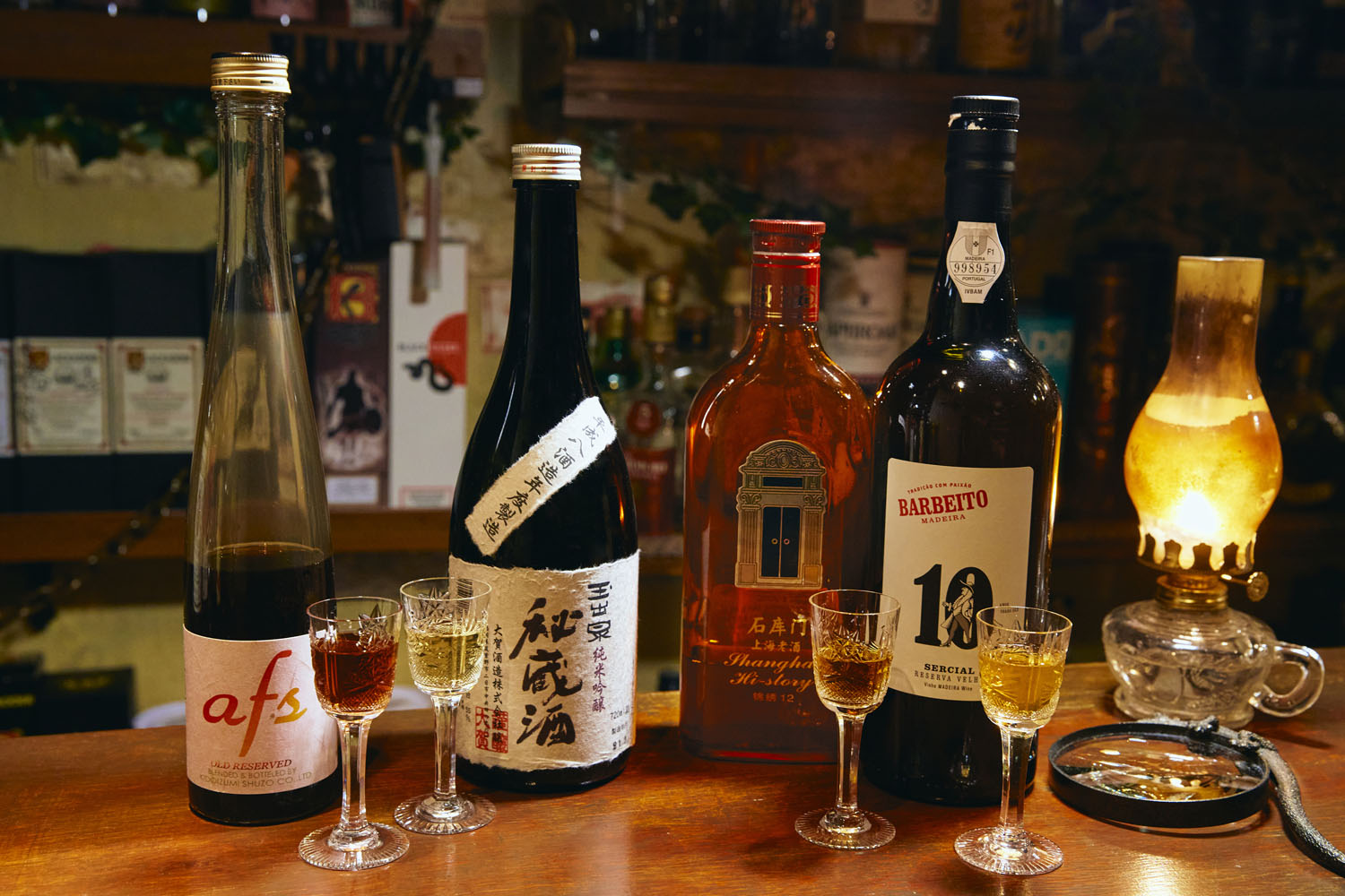 国内外の熟成古酒の飲み比べ3000円〜。この日は1996年の「玉出泉（たまでいずみ）」ほか。