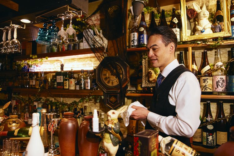 初心者にも優しく説明してくれる中川さん。「ひとりひとりに癒やしの処方箋を提供できれば」。