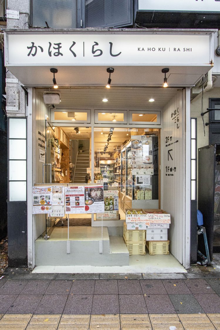 農産物も満載だ。2階にレストランも併設。