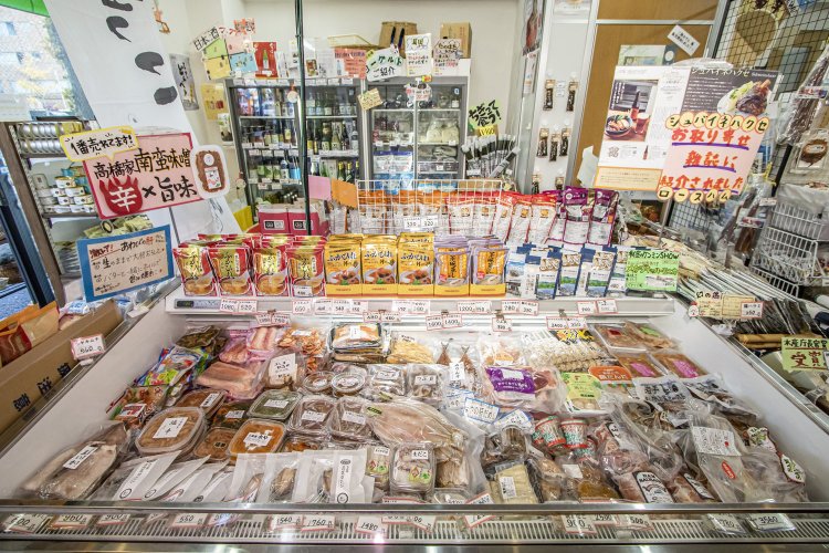 イカの塩辛など、作り手ごとの味の違いも熟知した品揃え。地酒は試飲もできる。