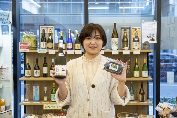 店長 高木郁さん「わかめ煮と合わせるなら『千年一酒造』千華。酒らしい香りのする大吟醸です。」