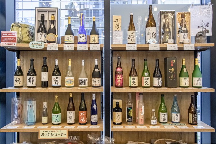 淡路島のふたつの酒蔵の酒がずらり。