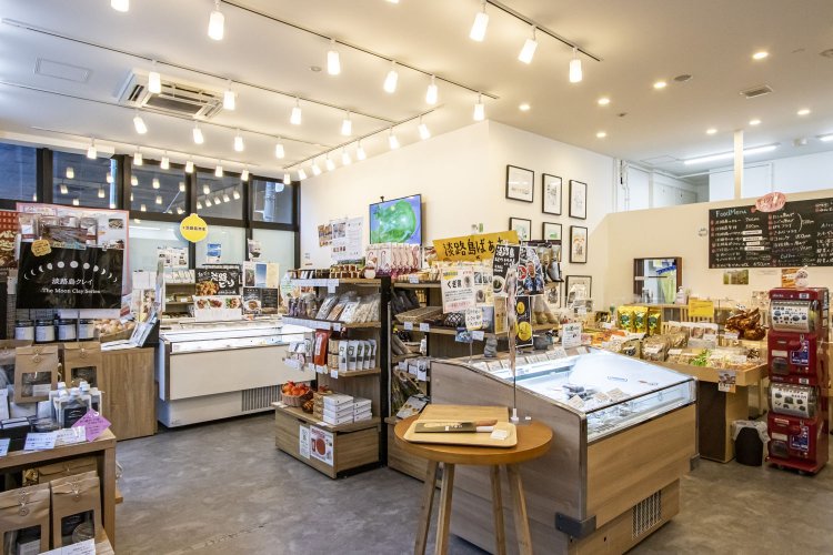 瀬戸内の島だけあって、農産・海産の宝庫。店内のイートインで、海産物フライをアテに、蔵ごとの利き酒セット（3種1000円、1500円）も試したい。