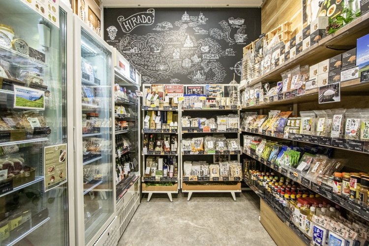 郷土食に加え、地元産猪肉を用いたジャーキーやソーセージなども販売。