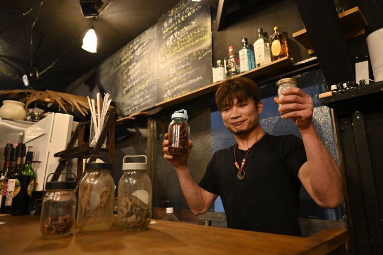 「冬はエネルギー代謝が低下するので、生命力を司る腎（じん）の働きを高めるものを中心に10種類前後の生薬を配合します」と関さん。