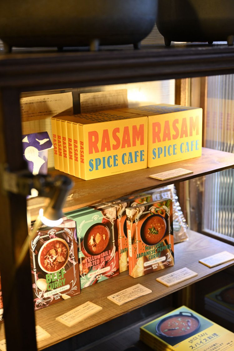 レトルトやスパイスの物販も。