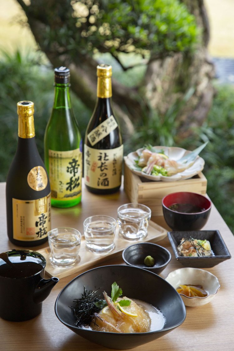 鯛と胡麻の糀茶漬け1870円。タイは愛媛から直送。選べる三種の唎酒（ききざけ）1100円など飲み比べも。