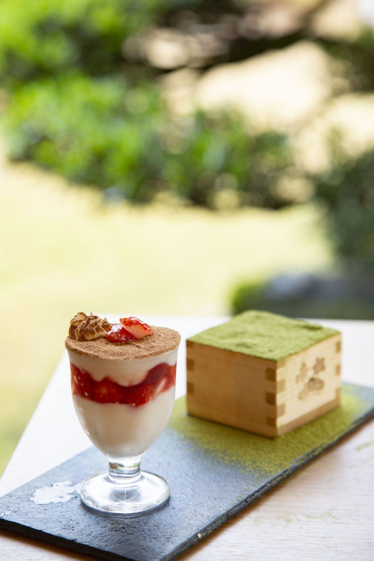 イチゴ＆抹茶のあまざけティラミス704円。クリーミーな麹甘酒が絶品！