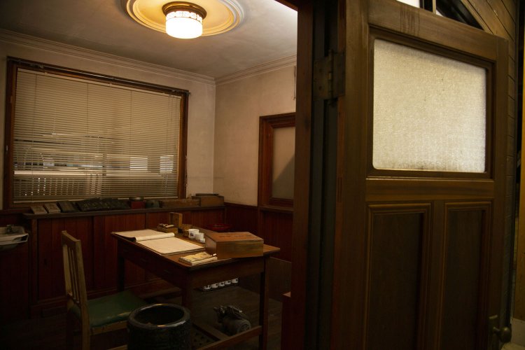 当時のものが展示されている税務署役人の検査室。なんと床暖房付き！
