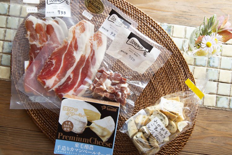 東毛酪農のチーズやセラーノの生ハムなども販売。