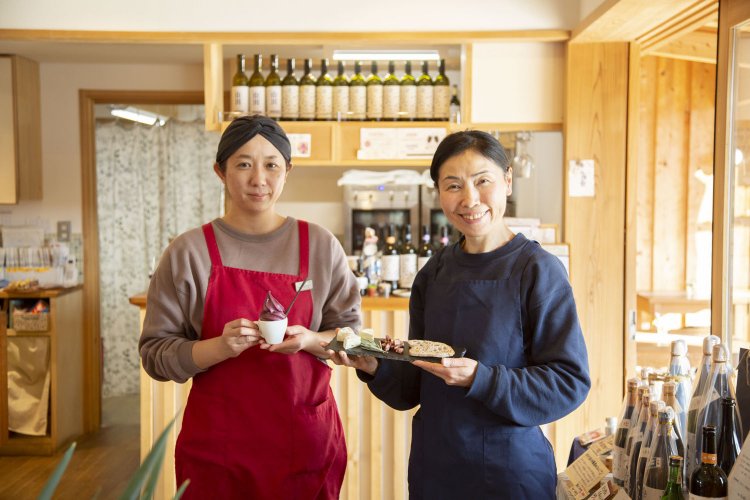 奥さまの陽子さん（右）とスタッフ。角打ちやテラス席も。