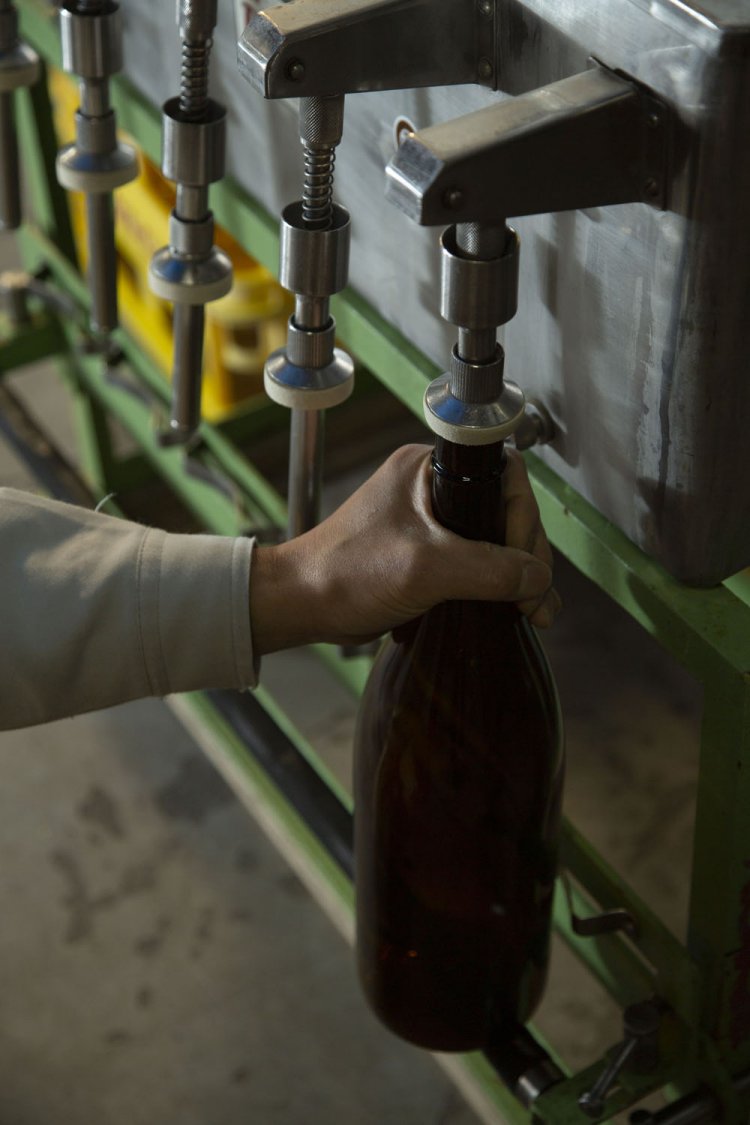 一般的な日本酒は搾ったらタンクに貯めてから瓶詰めするが、鳴海は搾ったらその場で瓶詰め。