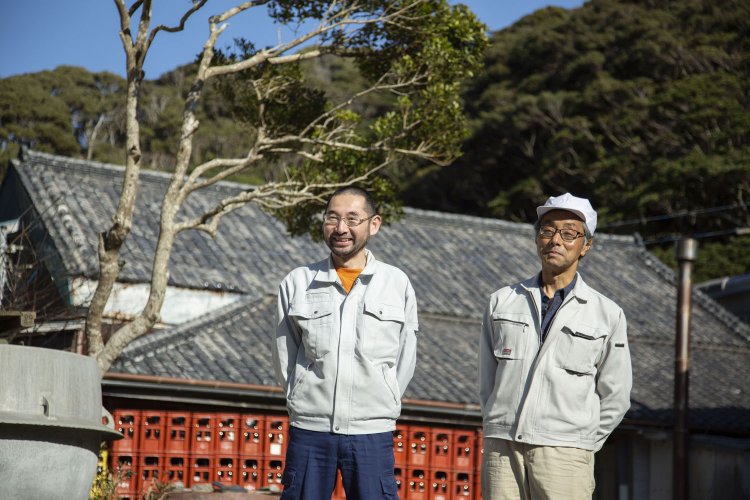 醸造用乳酸を一切使用せず、独自の手法での酒母造りにこだわる菊池杜氏（左）と6代目。
