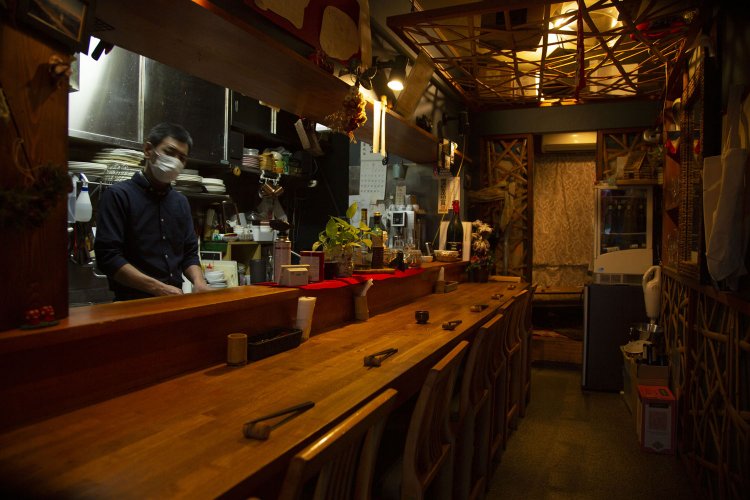 カウンター席の奥に半個室も。