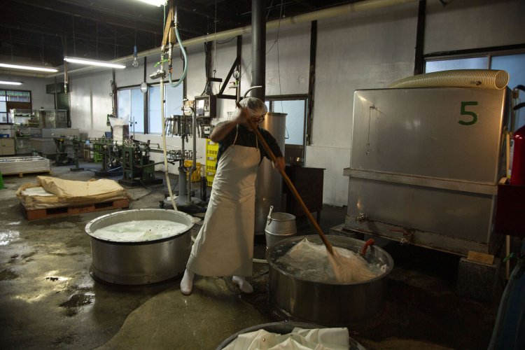 搾りの袋を洗う蔵人。