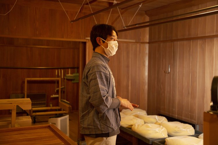 7代目曰く「12年乾かした、節のない秋田杉を麹室の壁に使っています」。