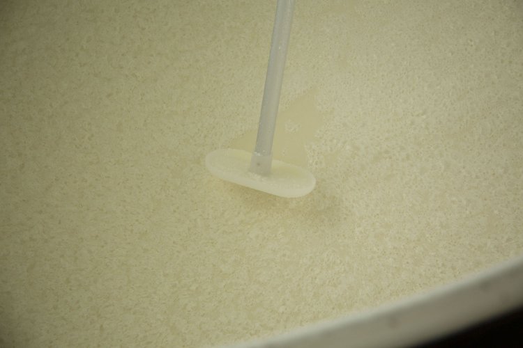 仕込み蔵のタンク。味の深みと透明感を引き出すため、低温長期発酵。