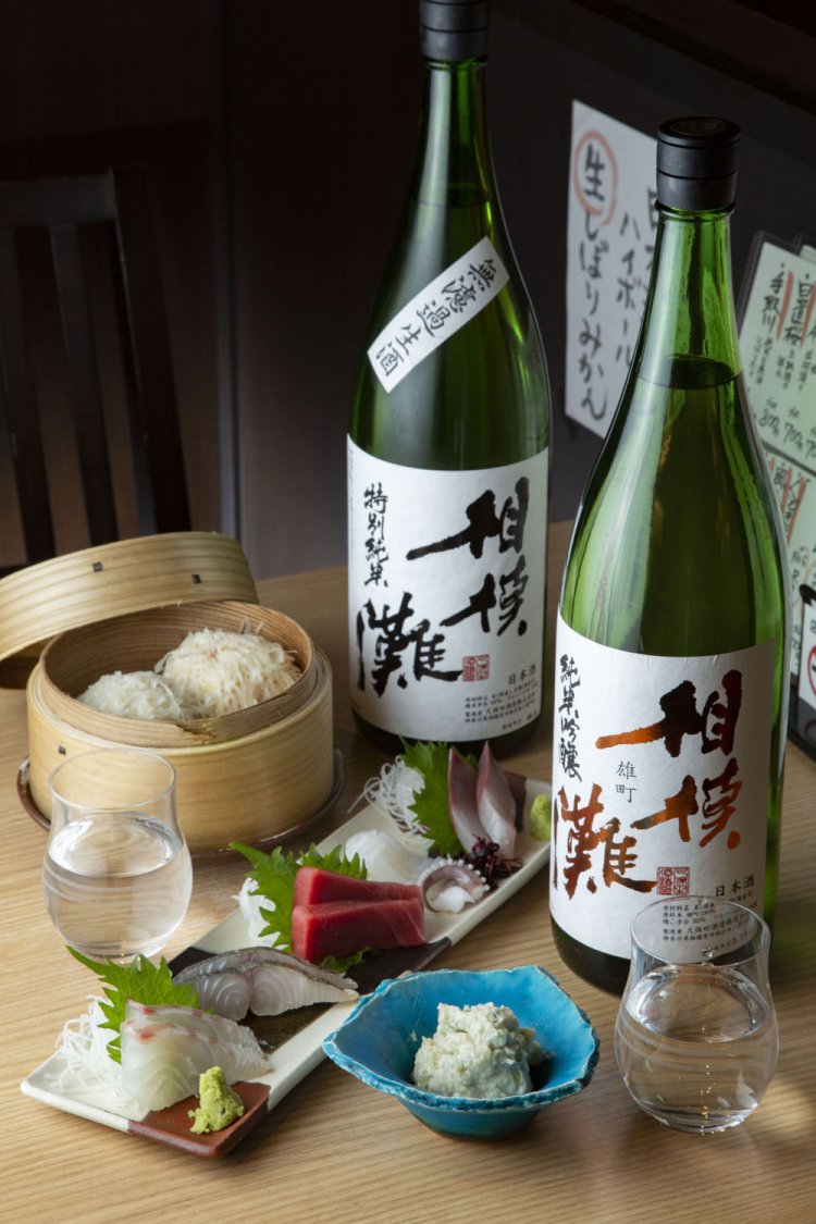 相模灘の酒粕で作るかずの子入りわさび漬け600円、刺し身5点盛り2人前1980円～。かにシューマイ2個850円。「相模灘」純米吟醸 雄町800円ほか。