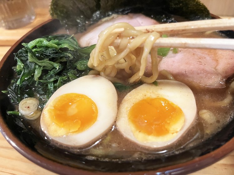のり玉ラーメン1090円。こってりとクリーミーなスープに中太のちぢれ麺。