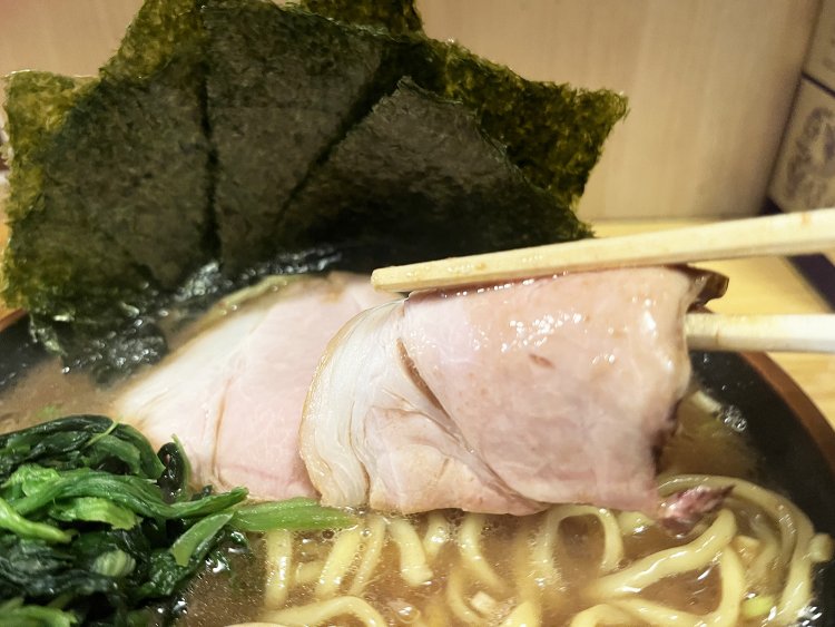 ローストビーフのようにピンク色でしっとりとしたチャーシュー。国産豚の旨味が強いモモ肉の希少部位を低温調理で仕上げている。