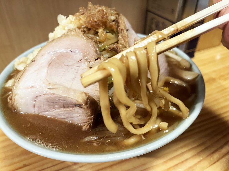 分厚いチャーシュー、ニンニクたっぷりの豚そば990円。