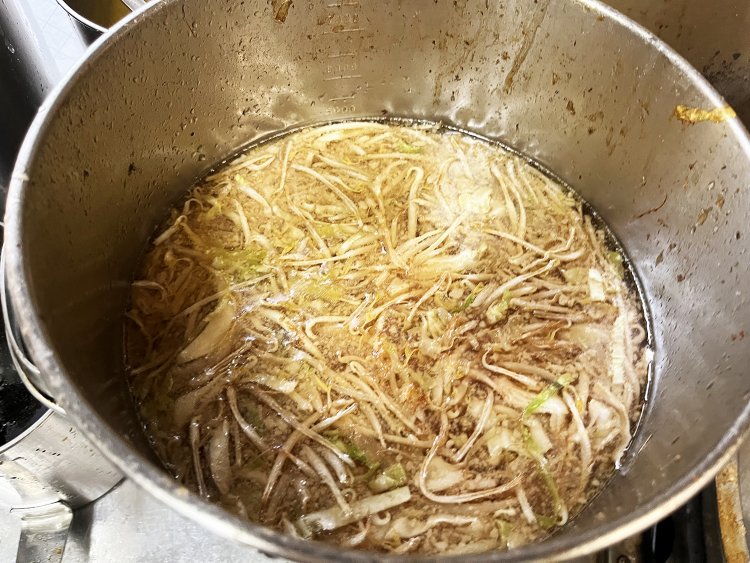 キャベツやもやしをスープで煮込んでいるから、野菜が食べやすく味もマイルドだ。