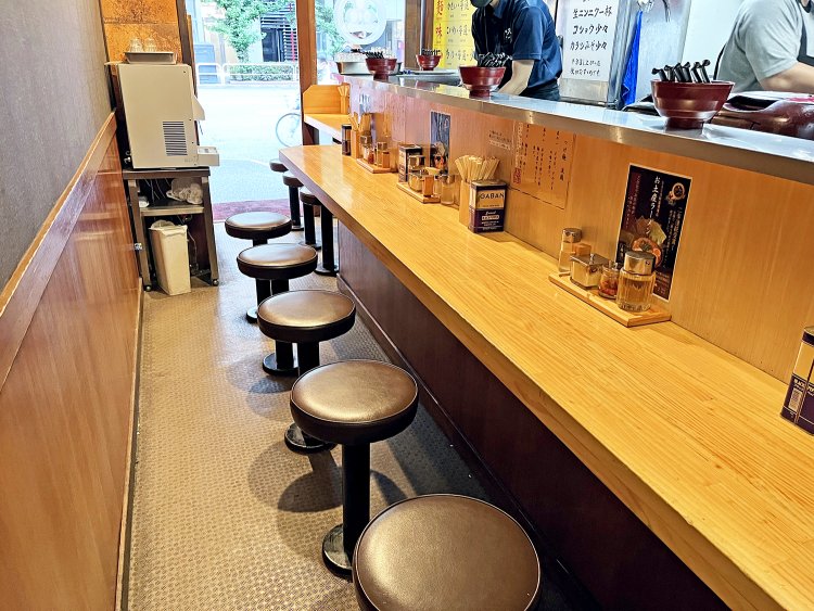 カウンターのみの店内。うなぎの寝床なので、奥の席にいく際は水を汲んでから着席しよう。