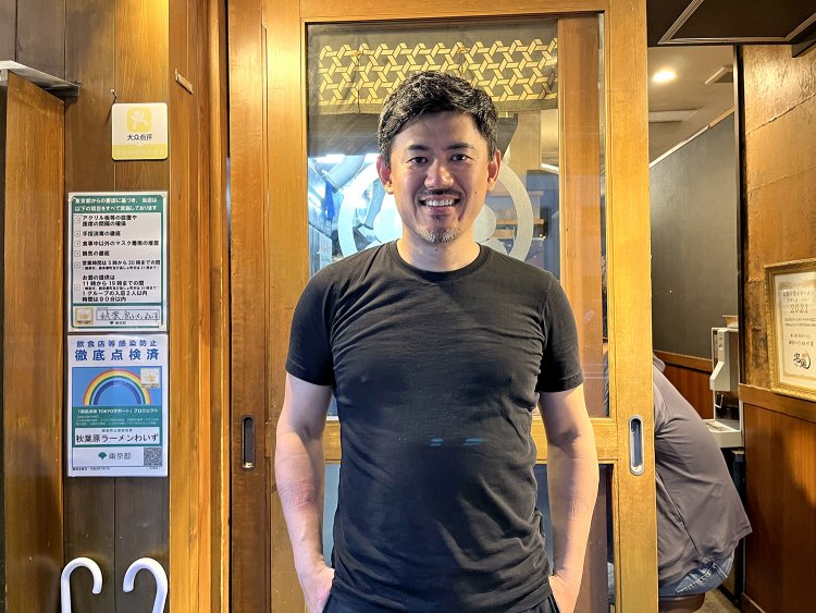 「ここで戦っていくのは大変だけど、材料費に糸目をつけずにどんどんつぎ込んで、旨味の追求に努めています」と胸をはる店主の渡邊泰隆さん。