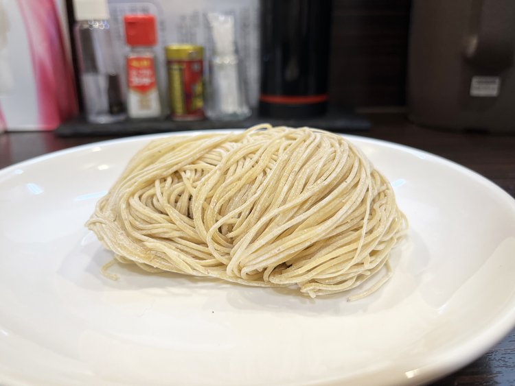 麺は加水率が低いためスープが絡みやすく、小麦本来の香りをダイレクトに感じられる。